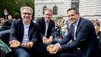 in oldenburg: lies und günther bei kramermarkt-umzug dabei