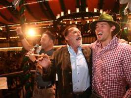 Der Terminator dirigiert: Arnold Schwarzenegger legt überraschenden Wiesn-Auftritt hin