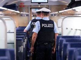 Strecke komplett gesperrt: Polizei sperrt Bahnhof Neumünster nach Schusswaffen-Meldung