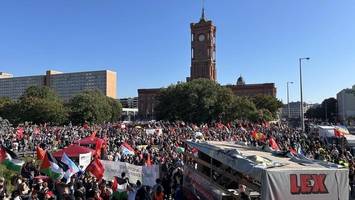 Pro-Palästina-Demo zieht durch Berlin-Mitte