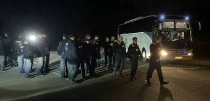 Berlin: Rot-Weiß Erfurt-Anhänger sollen Polizist in Tür eingeklemmt haben