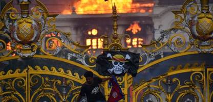 one piece-flagge: warum bei demos weltweit plötzlich eine strohhut-piratenfahne auftaucht