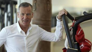 boxlegende henry maske besucht elmshorn – mit vip-autogrammstunde