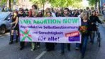 paragraf 218: demonstration für entkriminalisierung von abtreibungen