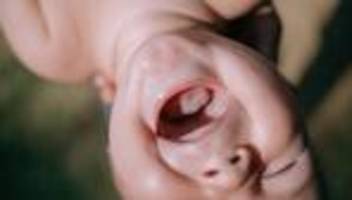 Umgang mit dem Baby: Väter, stellt euch doch nicht extra blöd!