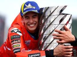 Nun auf einer Stufe mit Rossi: Weinender Weltmeister Marc Márquez rast Horrorjahren davon