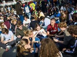 Treffen in mehreren Städten: Warum junge Menschen Pudding mit Gabel essen