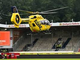 Wütende Zuschauer stürmen Platz: Hubschrauber landet im Stadion, große Sorgen um Heidenheim-Fan