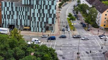 Radfahrerin wird von Pkw erfasst und lebensgefährlich verletzt