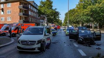 Taxi kollidiert mit Kleinwagen – sieben Verletzte