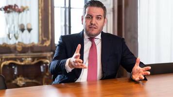 signa: so soll rené benkos rechte hand millionen von signal iduna ins geldkarussell geschickt haben