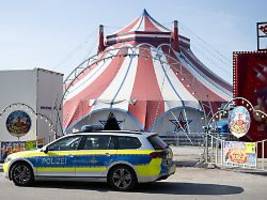 Artistin vom Trapez gestürzt: Polizei ermittelt nach tödlichem Unfall in Zirkuszelt