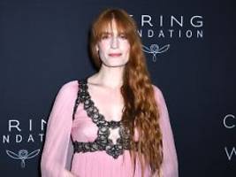 coladose blut im bauch: florence welch verrät den grund für ihre not-op