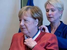 wohlfühl-termin in stralsund: merkel von schwesig als wertvolle verbündete geehrt