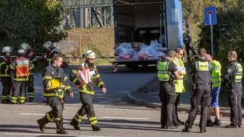 chemikalie läuft auf der veddel aus: feuerwehr im großeinsatz