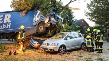 Schwerer Crash: Lkw kracht gegen Baum und begräbt zwei Autos