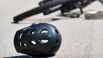 Schwerer Unfall vor Airbus-Werk: E-Bike-Fahrer schwer verletzt