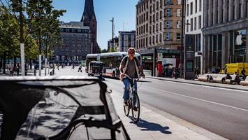 jungfernstieg nach umbau: radfahrer fühlen sich von bussen bedrängt