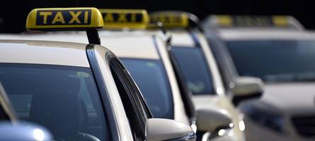 Geld in Taxi gefunden: Augsburger Polizei sucht Besitzer