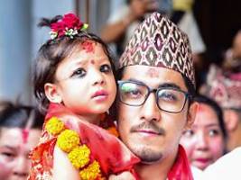 jahrhundertealtes ritual: zweijährige in nepal zur lebenden göttin ernannt