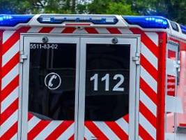 Unglück im Münsterland: Regionalzug rast in Krankenwagen - Patientin stirbt