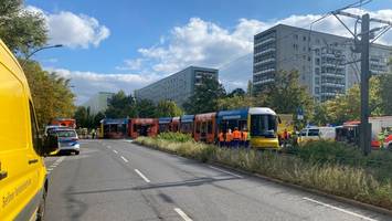 Reisebus kollidiert mit Straßenbahn in Mitte – verletzte Personen