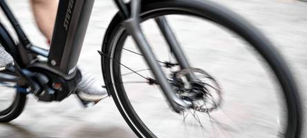 13-Jähriger bei Unfall leicht verletzt: E-Bike-Fahrer flüchtet