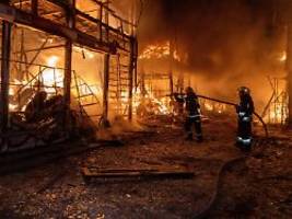 Drohnen, Raketen und Gleitbomben: Russland greift Region Charkiw an - Toter und Verletzte