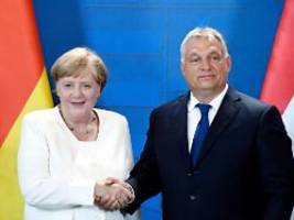 vorstellung ihrer memoiren: merkel besucht orban