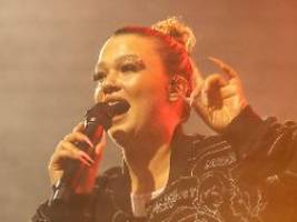 werde für eine weile weg sein: messy-sängerin lola young streicht nach zusammenbruch alle auftritte