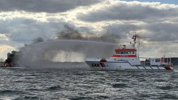 yacht vor travemünde brennt: motorboot-crew rettet skipper