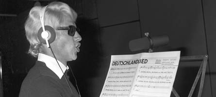 die nationalhymne braucht keinen neuen text
