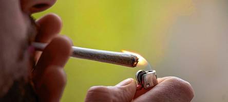 21-Jähriger raucht Cannabis in Parkhaus und gerät mit Polizei aneinander