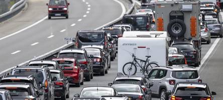 Unfall auf der Autobahn A8 bei Augsburg führt zu Sperrung und Stau