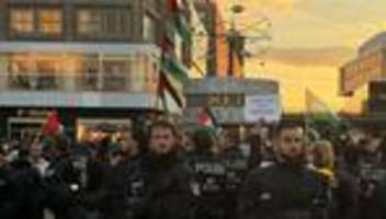 Demonstration: Festnahmen bei propalästinensischer Demo am Alexanderplatz