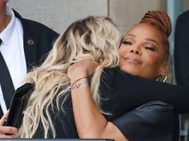 Emotionales Treffen: Janet und Paris Jackson liegen sich in den Armen