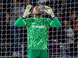 Freiburg rettet EL-Remis: Bitterer Patzer: Keeper Atubolu fällt der Ball aus den Händen