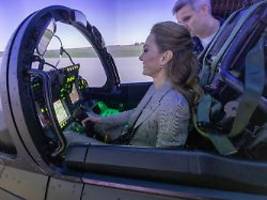 Geborene Pilotin: Prinzessin Kate macht Looping im Flugsimulator