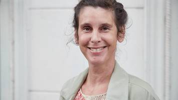 nur beim schreiben darf sie schweben: „junge frau mit katze“