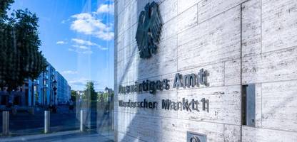berlin: fünf festnahmen nach farbattacke auf auswärtiges amt