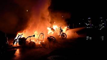 lkw-brand, roller in flammen: feuerwehr hamburg im dauereinsatz