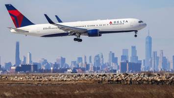 new york: zwei flugzeuge stoßen auf us-flughafen zusammen