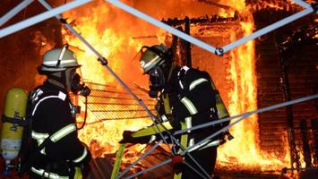 „Es brannte alles lichterloh!“ Feuer zerstört Gartenlaube