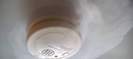 Person aus brennender Wohnung gerettet: Nachbar hörte den Brandmelder piepsen