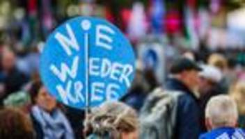 demonstration: 12.000 menschen bei friedensdemo in stuttgart