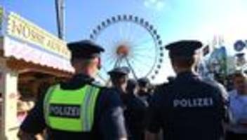 extremismus: polizei: vier männer zeigen hitlergruß auf oktoberfest