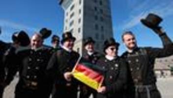 tag der deutschen einheit: hunderte wanderer feiern 3. oktober auf dem brocken