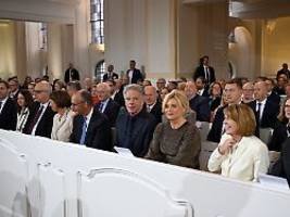 Mit Steinmeier, Macron und Merz: Klöckner und Pilawa sitzen bei Einheitsfeier in erster Reihe
