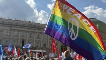tausende demo-teilnehmende: die angst vor dem dritten weltkrieg
