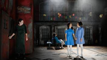 Maxim Gorki Theater: Ein Riesentusch zum Abschied